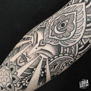 tatuaje_brazo_tradicional_diosa_logiabarcelona_willian_spindola_